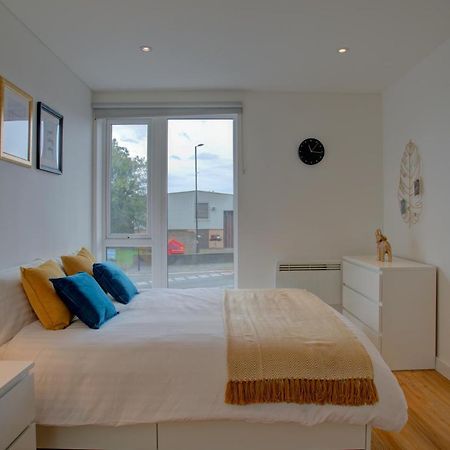 Lovely 2-Bed Apartment In Manchester With Parking 외부 사진