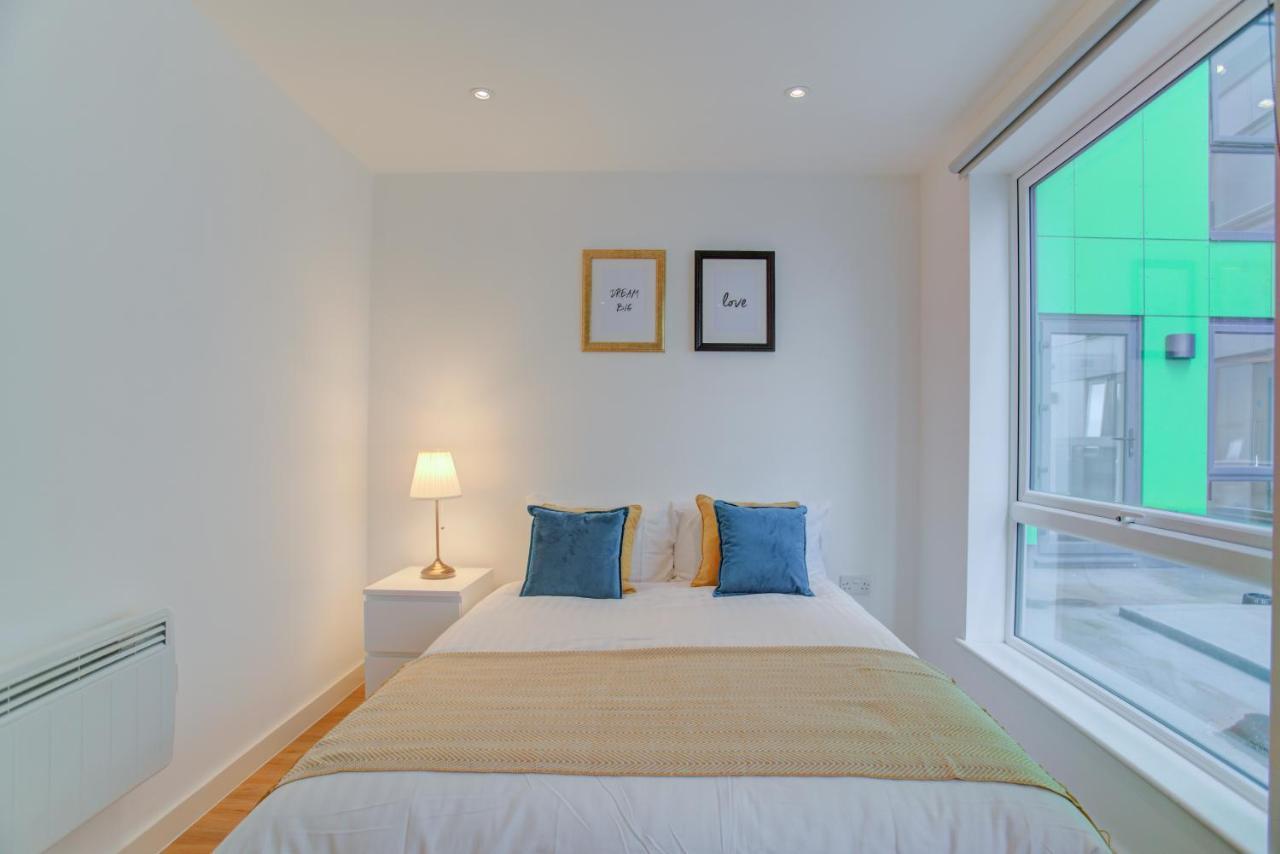 Lovely 2-Bed Apartment In Manchester With Parking 외부 사진